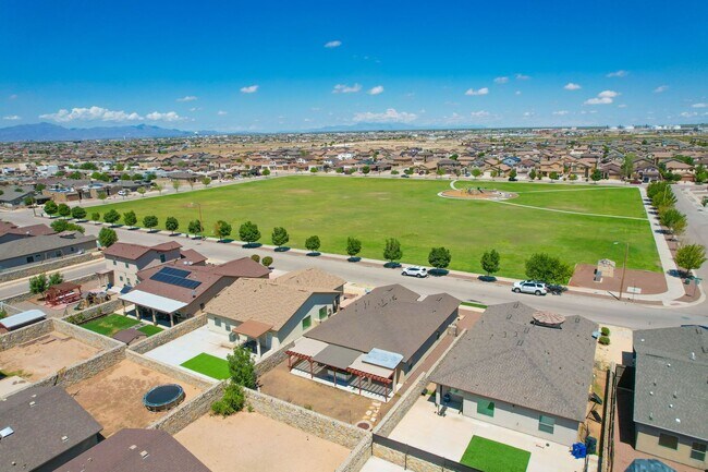 Foto del edificio - Beautiful East side House 3 bed-2.5 baths in front of Park