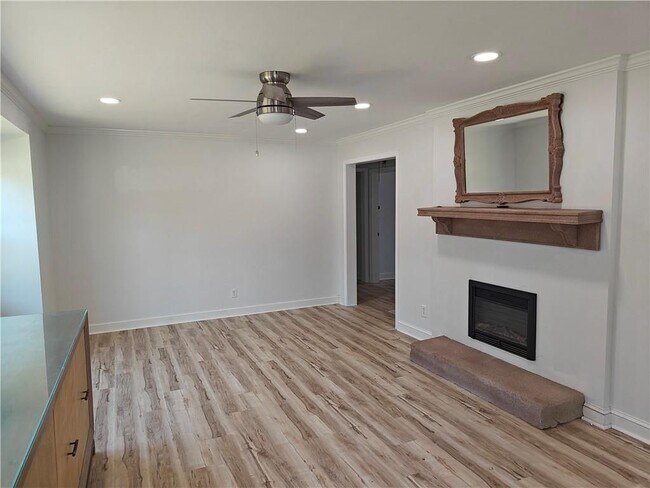 Building Photo - 810 Wesleyan Dr