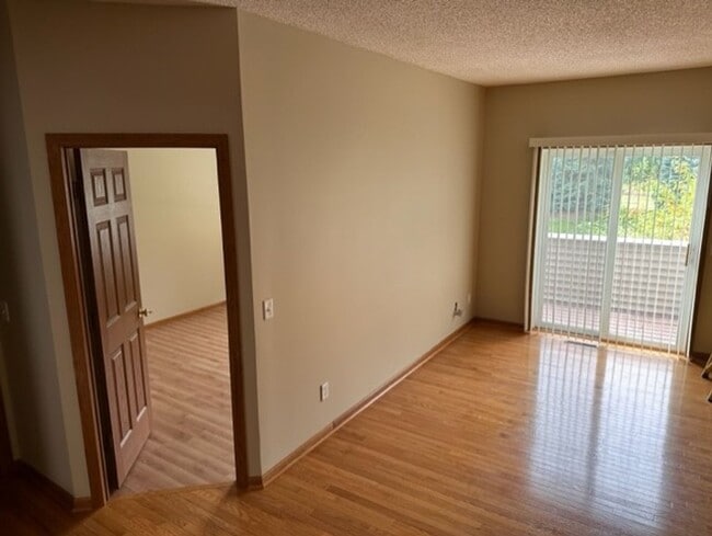 Building Photo - Hardwood Flrs*3Bed*2Bath townhome in Cotta...