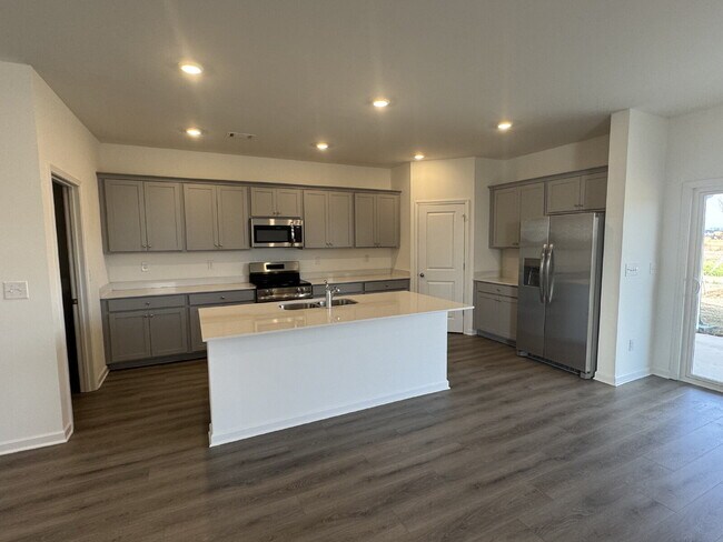 Foto del edificio - "Spacious 5-Bedroom NEW HOME on Rolling Meadow Way - Your Dream Home Awaits in Kathleen!"