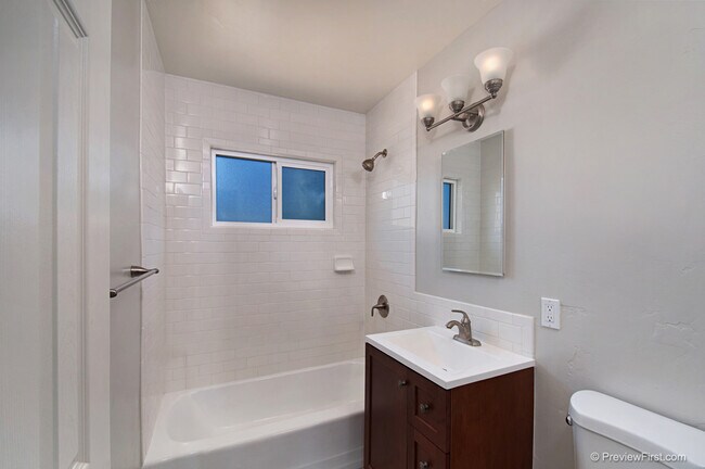 Foto del edificio - Talmadge 1 bedroom beauty!!  4459 1/2 52nd...