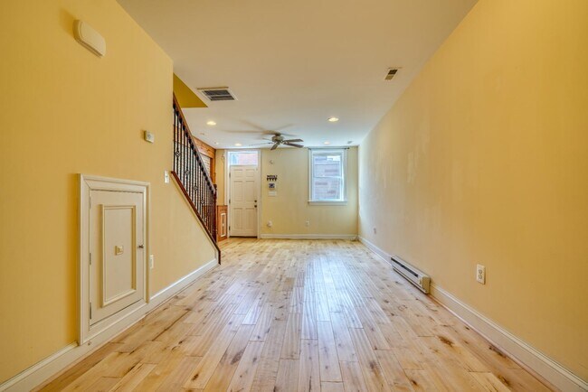 Foto del edificio - 221 S Durham St