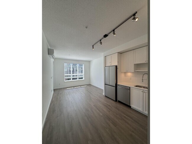 Building Photo - 15735-15785 85 Ave