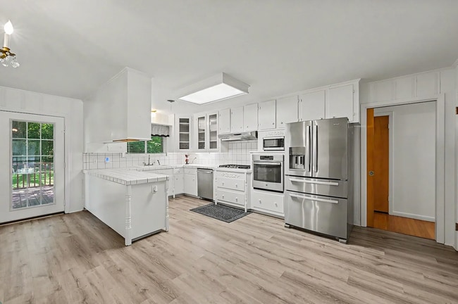 Building Photo - 502 W Semands St
