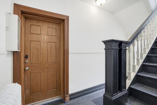 Building Photo - Spacious Two Bedroom in Cap Hill