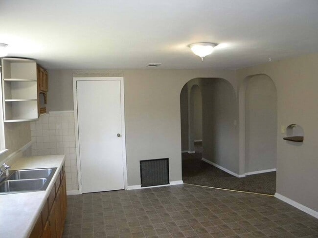 Building Photo - Charming Ranch with Fireplace, 2 Garages & Large Yard