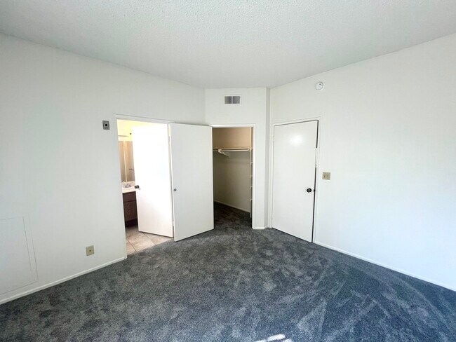 Foto del edificio - Crown Point Apartments