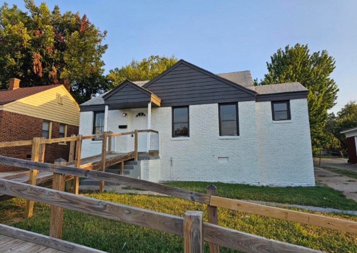 Primary Photo - 2 Bedroom Home Available Now in OKC!!!