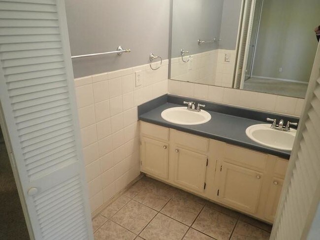 Building Photo - 2303 W. Michigan Avenue G5 2 BR/ 2BA $875