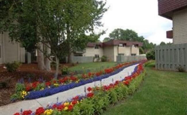 Building Photo - Quiet ground floor unit with access to lar...