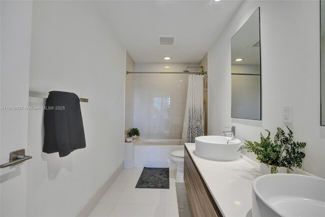 Building Photo - 121 NE 34th St