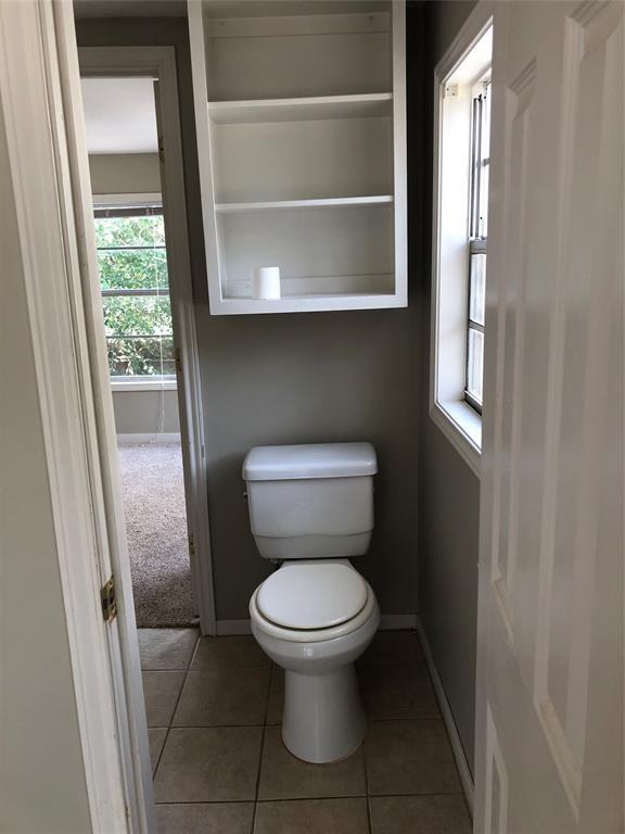 Shared Bathroom - 6308 Greenbriar Dr