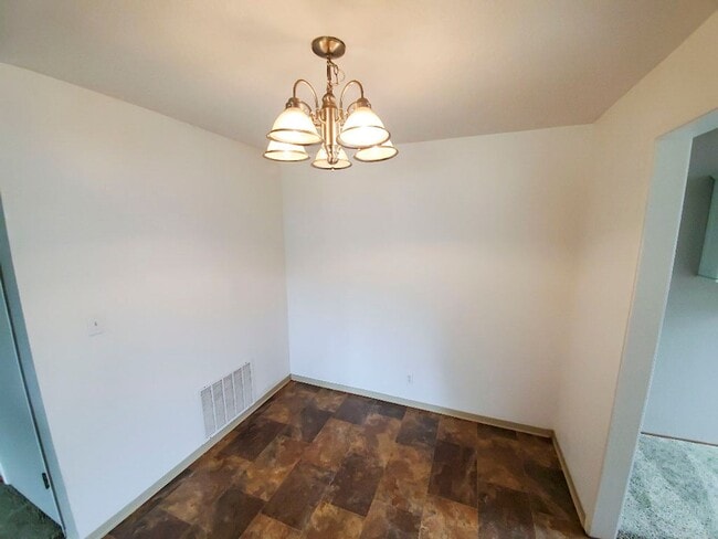 Foto del edificio - Pet-friendly home with a great yard and large deck!