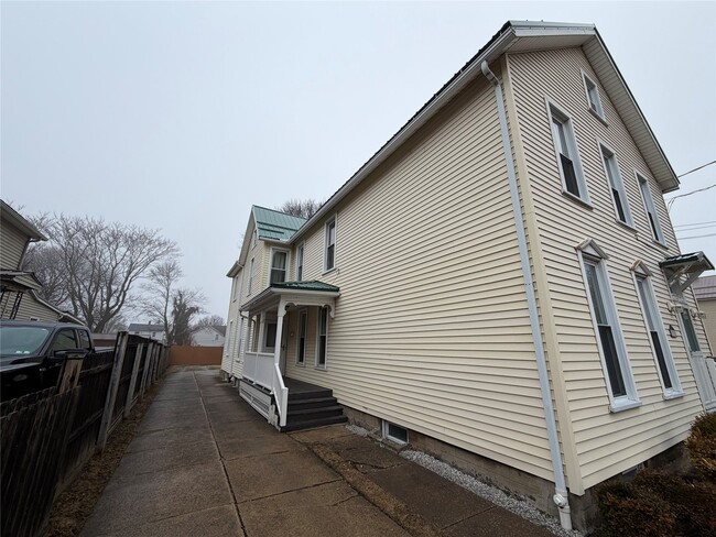 Building Photo - 928 W 3rd St