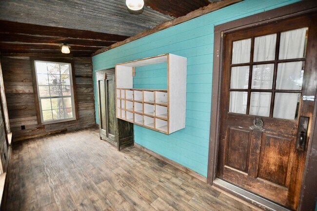 Foto del edificio - COMING SOON - FOR LEASE! Hard to Find Hors...