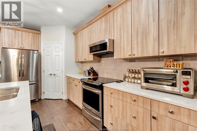 Building Photo - 67 Red Oak Crescent