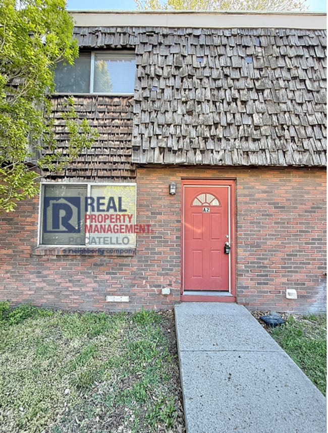 Building Photo - 230 W Chubbuck Rd