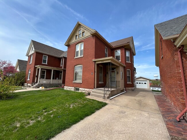 Building Photo - Well-maintained 2-bedroom, 1.5-bath house in a central location.