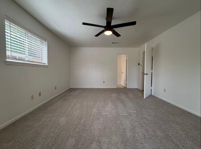 Building Photo - 6623 Vialinda Dr