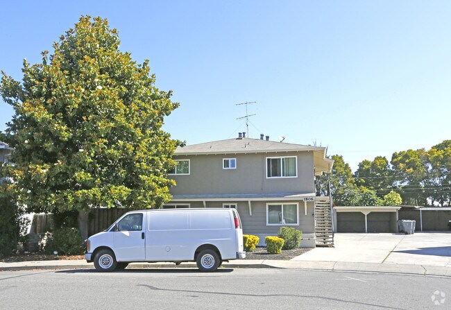Building Photo - 1806 Higdon Ave
