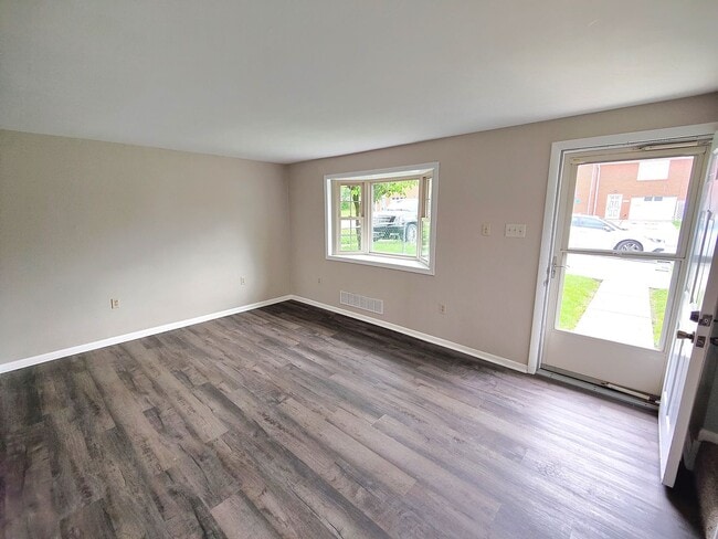 Building Photo - *Recently Updated 2BD/1.5BA Townhouse Available for Rent in West Mifflin*