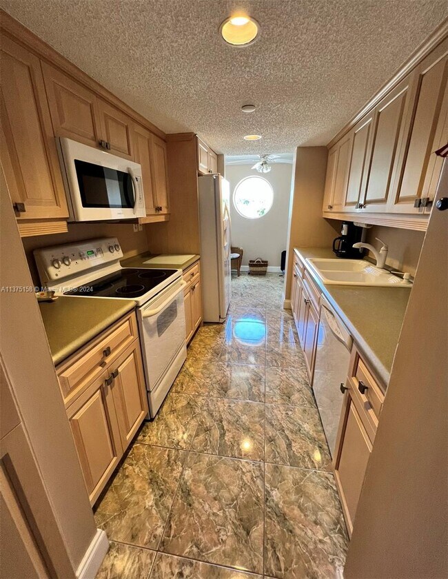 Foto del edificio - 17801 N Bay Rd