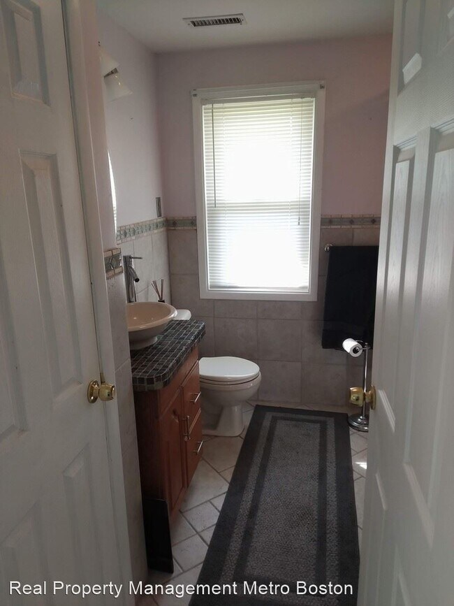 Building Photo - 3 br, 1 bath House - 14 Bradford Rd