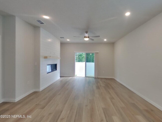 Building Photo - 14881 Praline Ct