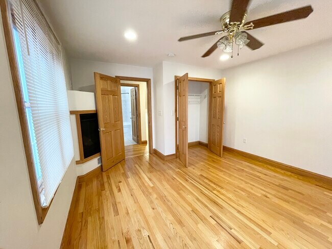 Foto del edificio - 241 W 3rd St