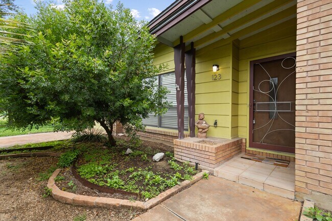 Building Photo - 2 Bed/2 Bath in Northeast Park Subdivision w/ pool