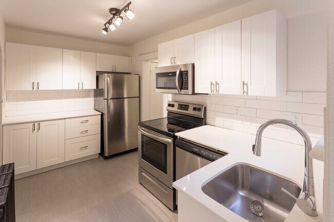 Photo du bâtiment - The One You're Waiting For At 14 Severn. Rare listing!