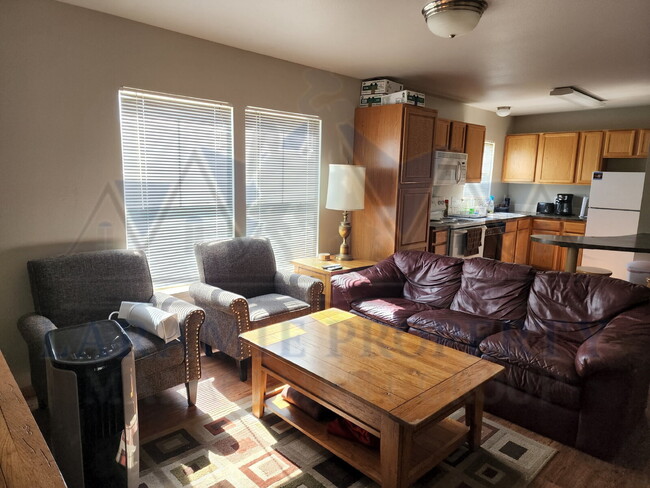 Building Photo - Single Room available in a 4 bedroom Condo