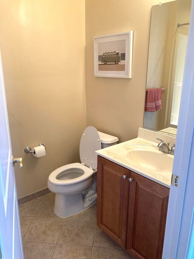 Building Photo - Beautiful 3 Bedrm, 3.5 Bath townhouse with...