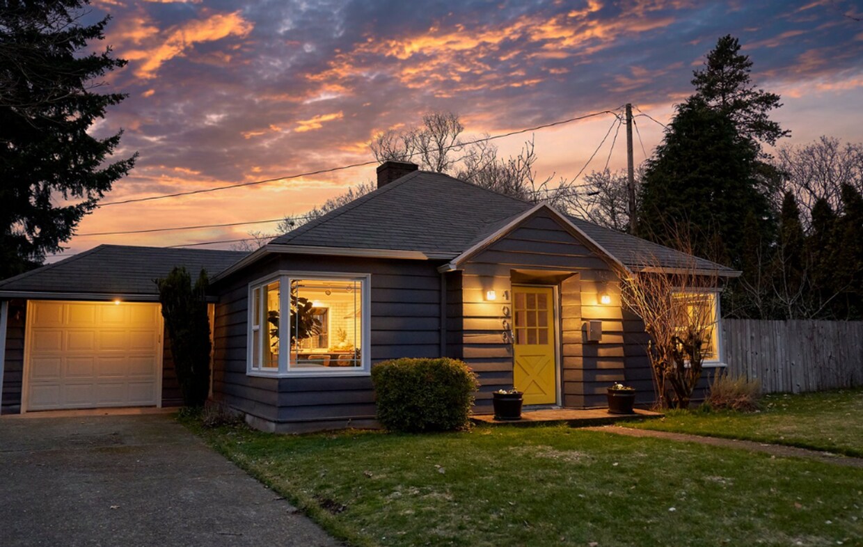 Primary Photo - Charming Bungalow Downtown Vancouver With ...