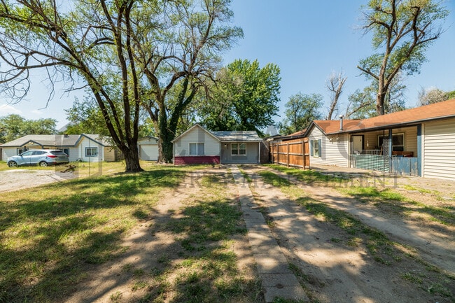 Building Photo - 617 N Clara St