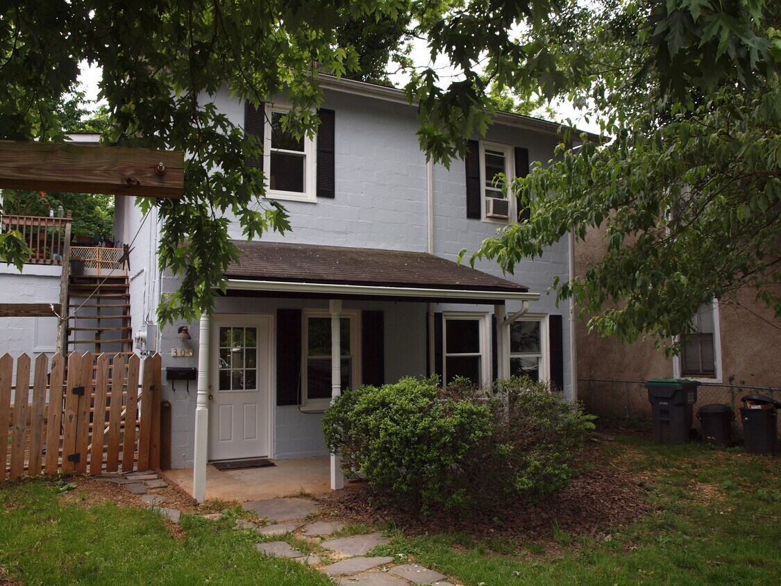 Primary Photo - 306 Oak St