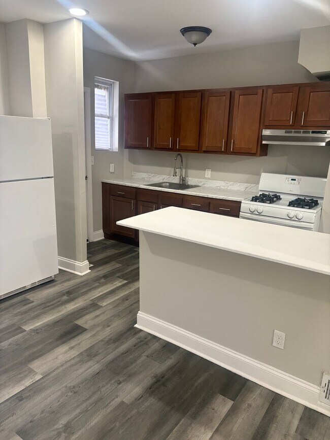 Foto del edificio - Spacious 3 Bedroom Home Available In East Baltimore