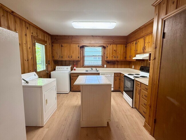 Foto del edificio - Three bedroom, 1.5 bath house in Burlington