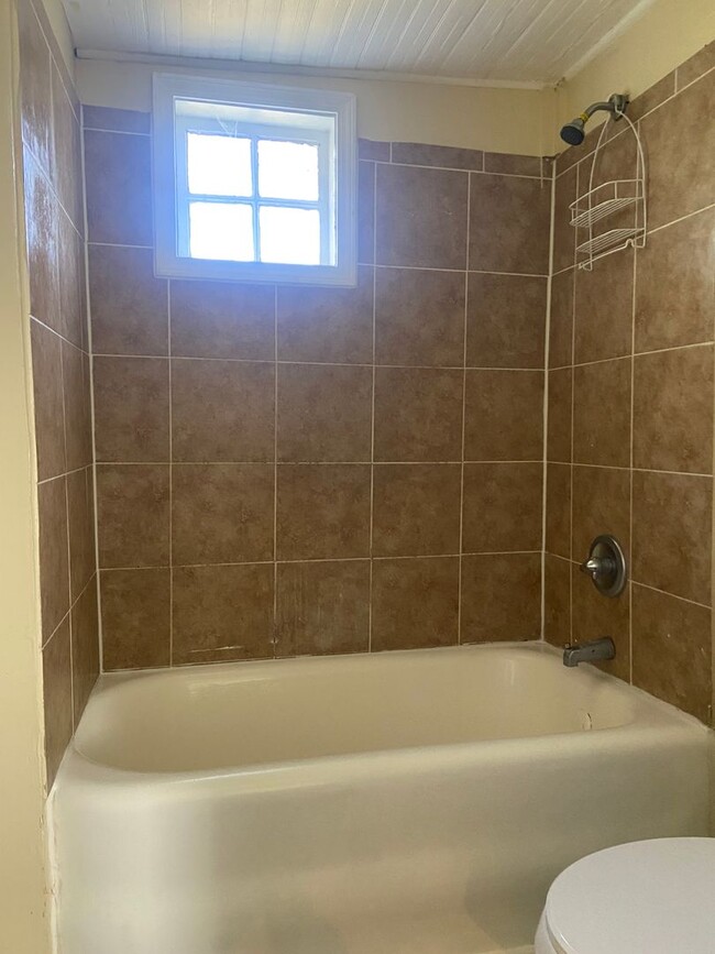 Foto del edificio - **AVAILABLE NOW**3 Bedroom / 1 Bathroom Ho...