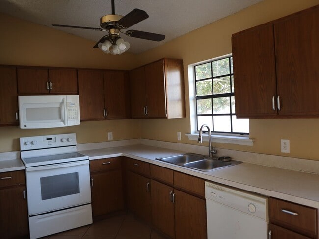 Building Photo - Move in condition 3 Bedrooms 2 Bath Carole Arcaro 386-216-4900 Deltona Lakes Realty