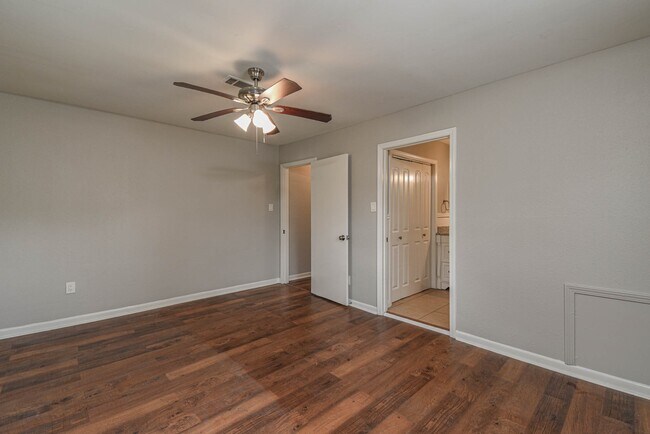 Building Photo - 208 17th Ave N