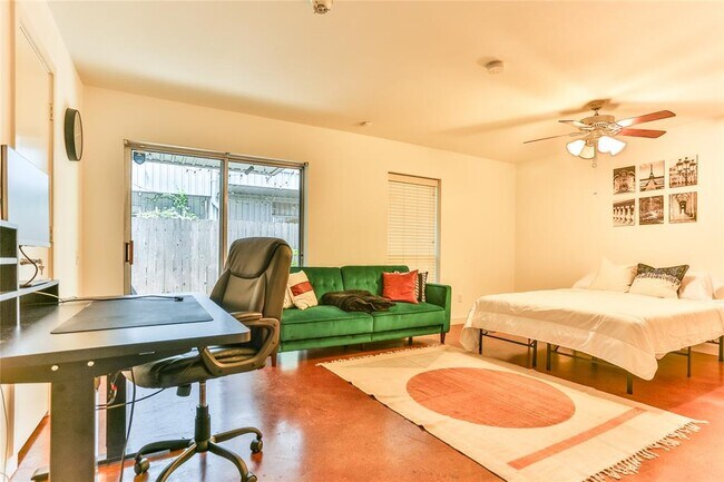 Foto del edificio - 2918 Commerce St