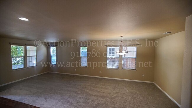 Foto del edificio - Two Story 5 Bedroom + Bonus Room 3 Bath - ...