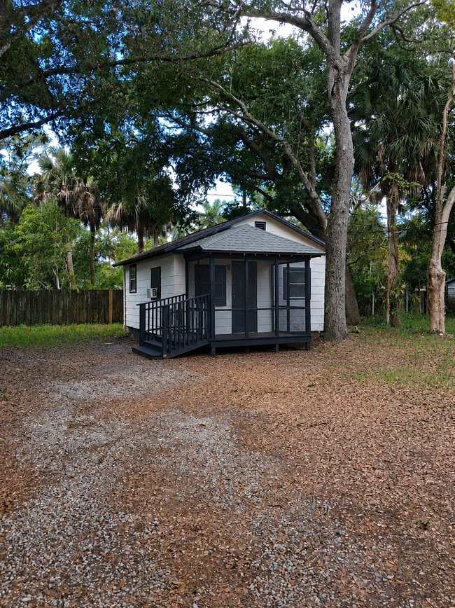 Building Photo - 230 Delray Ave
