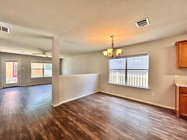 Foto del edificio - Charming 3BR/2BA Two-Level Home with Cover...