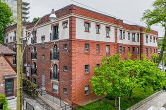 Building Photo - 320-342 Avenue Road