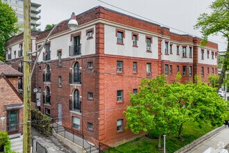 Building Photo - 320-342 Avenue Road