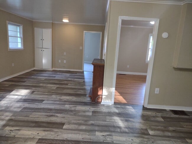Building Photo - MOVE IN SPECIAL!**** 1/2 OF 1ST MONTH RENT...