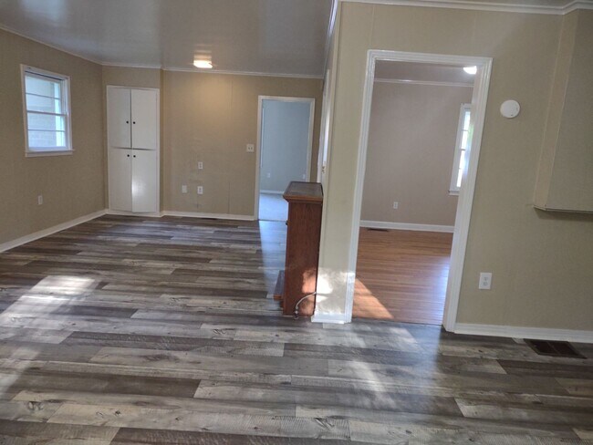 Building Photo - ****MOVE IN SPECIAL***1st MONTHS RENT IS F...