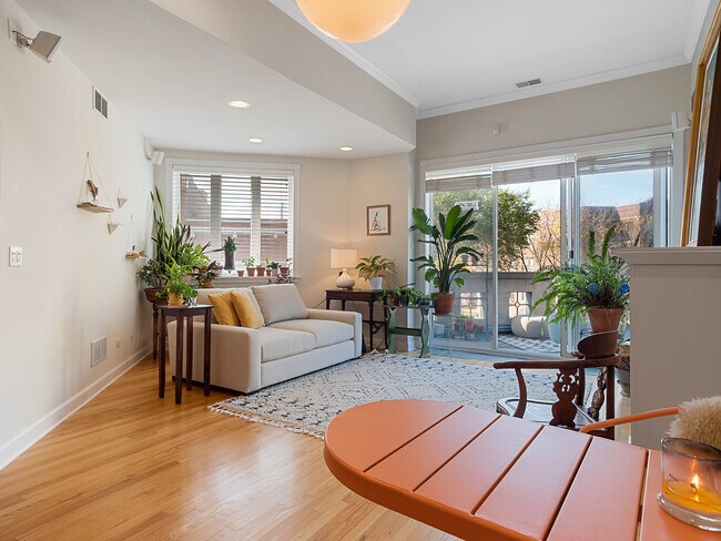 Living Room - 2555 W Leland Ave